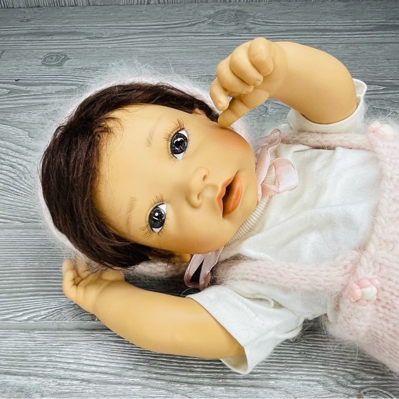 Rare vintage Angela Sutter realistic baby doll with outfit cloth body weighted - Picture 4 of 15
